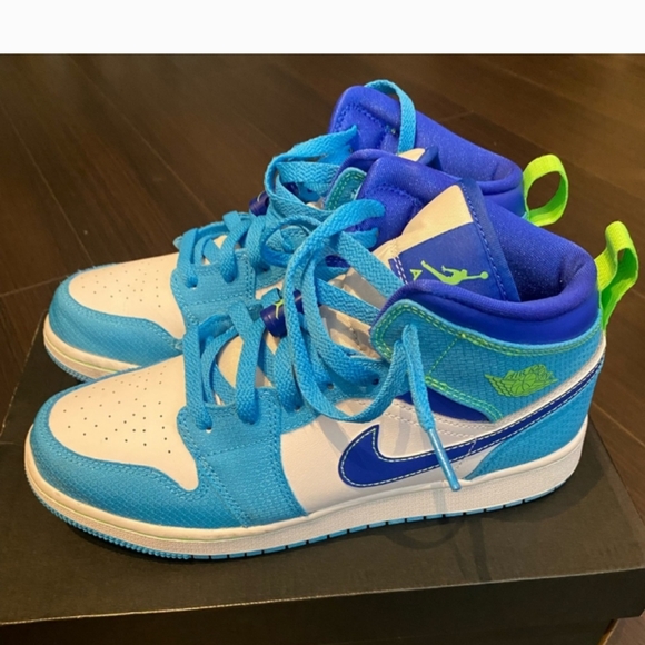 - GS Air Jordan 1 Mid SE - Picture 2 of 6